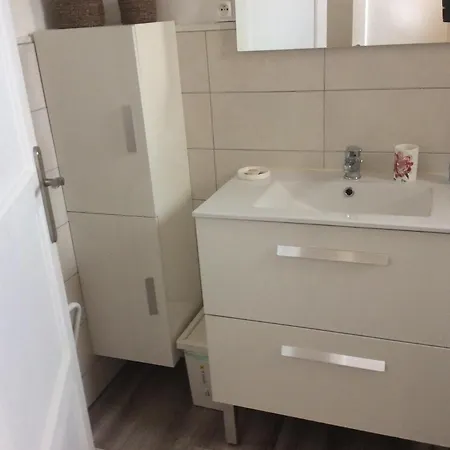 Agreable T2 Avec Clim Proche Mer Dans Quartier Prise *