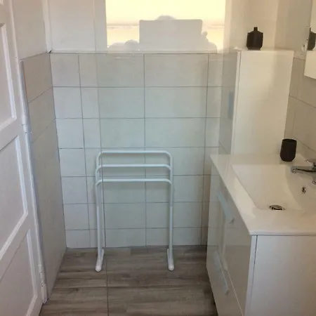 Agreable T2 Avec Clim Proche Mer Dans Quartier Prise *
